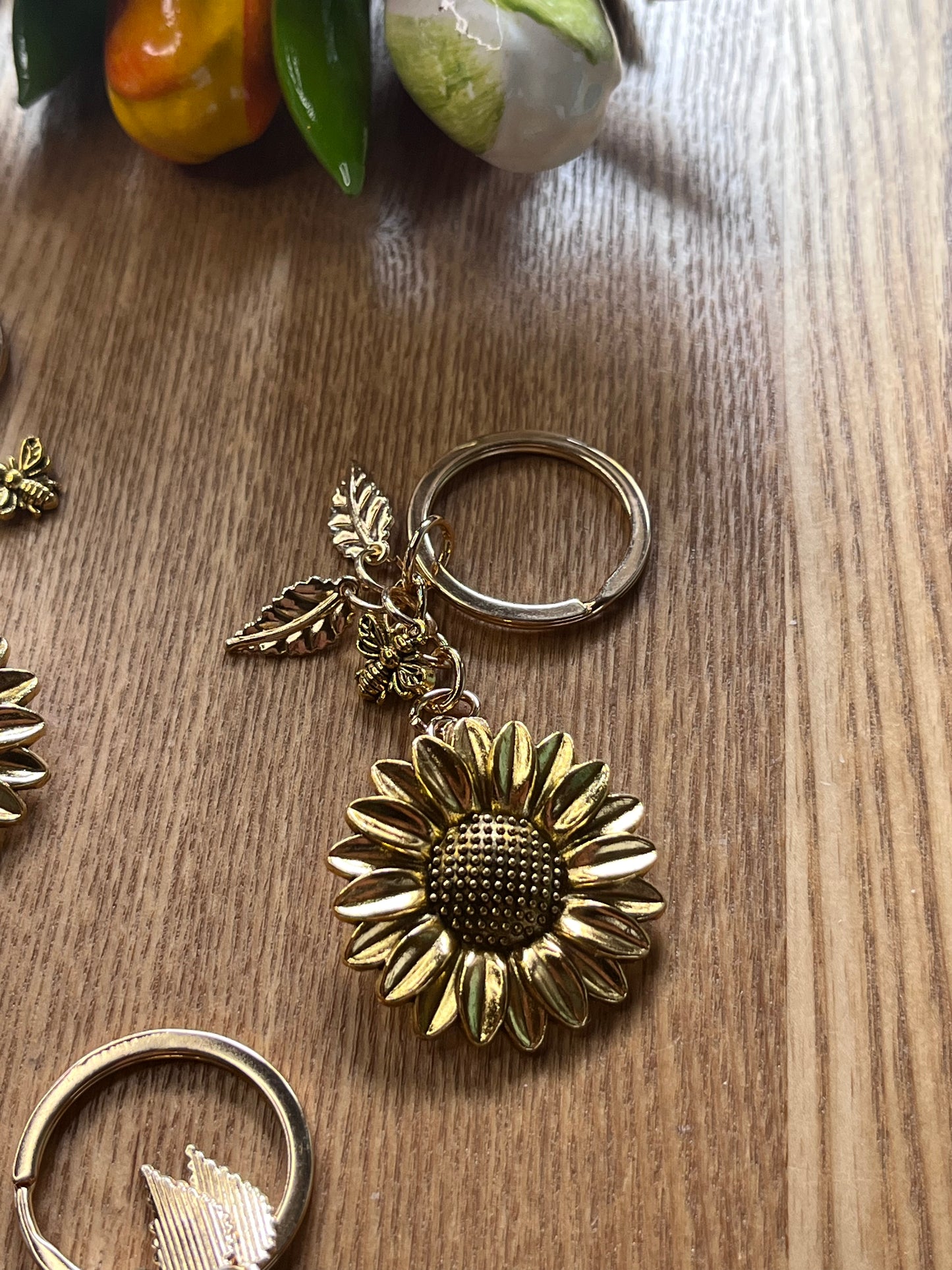 Goldener Sonnenblumenanhänger