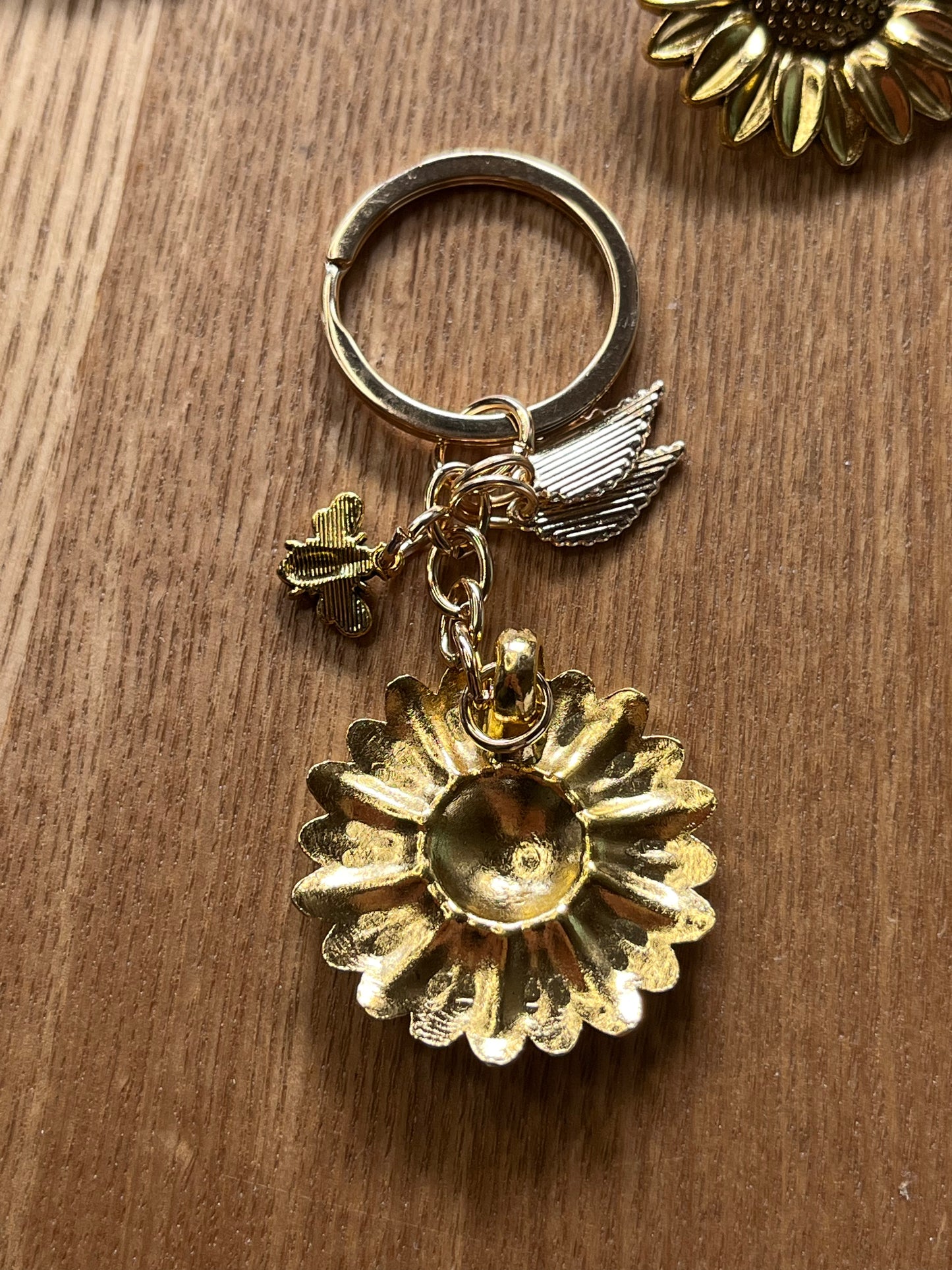 Goldener Sonnenblumenanhänger